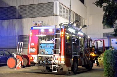 11 Verletzte nach Brand in Mehrfamilienhaus in Ostfildern-Nellingen - Feuerwehr rettet 12 Menschen ueber Drehleitern